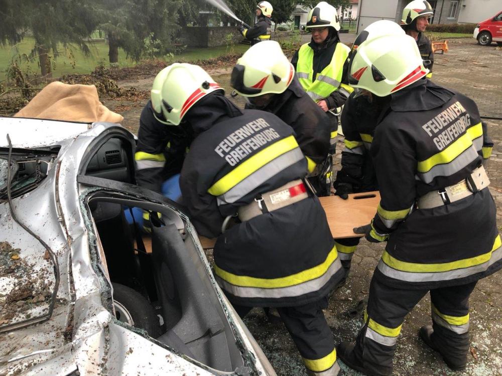 Verkehrsunfall mit eingeklemmten...