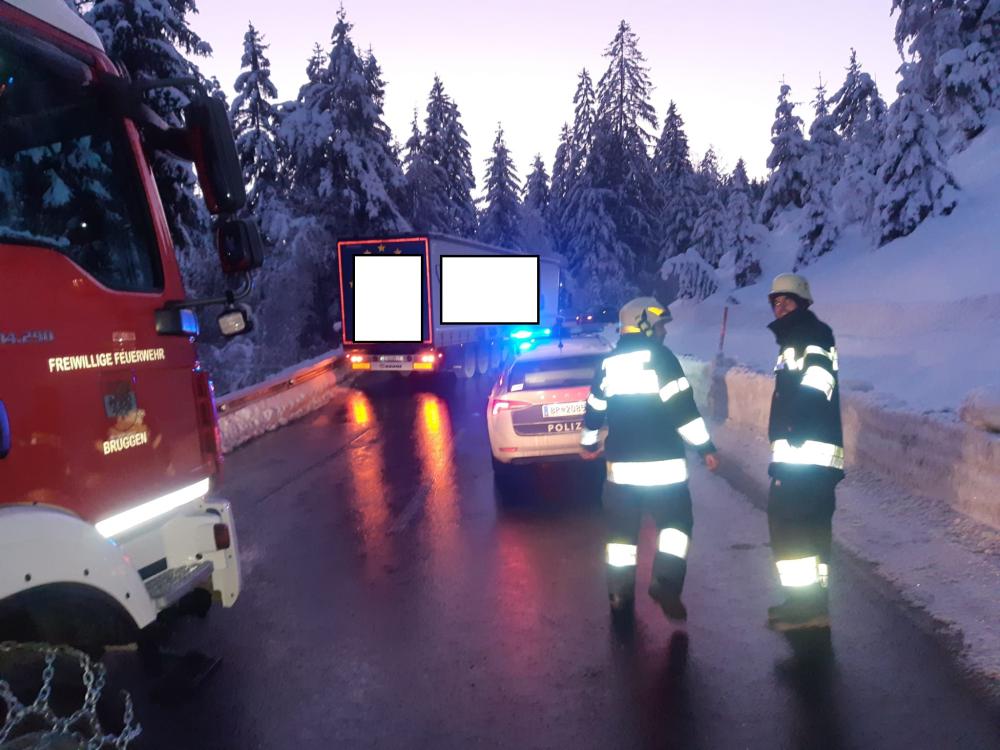 LKW blockiert Fahrbahn