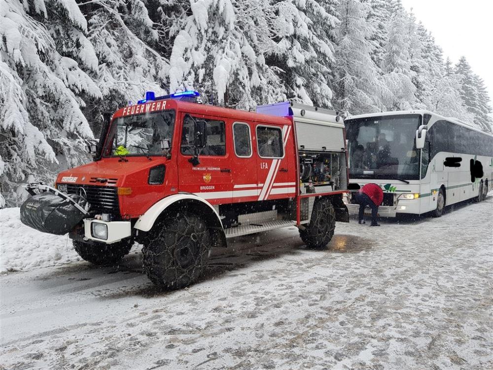 Bergung eines Reisebus auf der B87